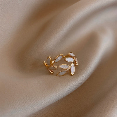 Noa® | Verstellbarer Goldring mit Blatt und Weißopal