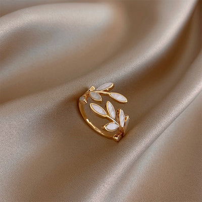 Noa® | Verstellbarer Goldring mit Blatt und Weißopal