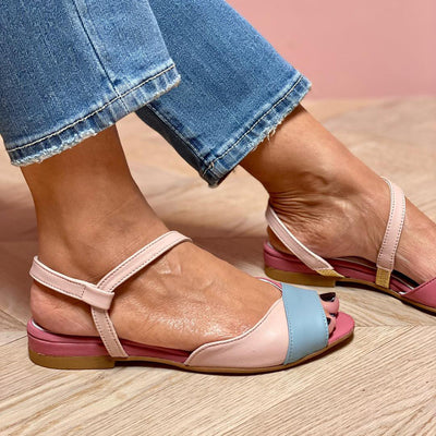 Roselina | Rosane asymmetrische Sandalen im Color-Block-Stil