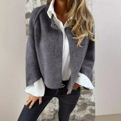 Luna - Stilvolle kurze Pelzjacke mit eleganten Knopfdetails